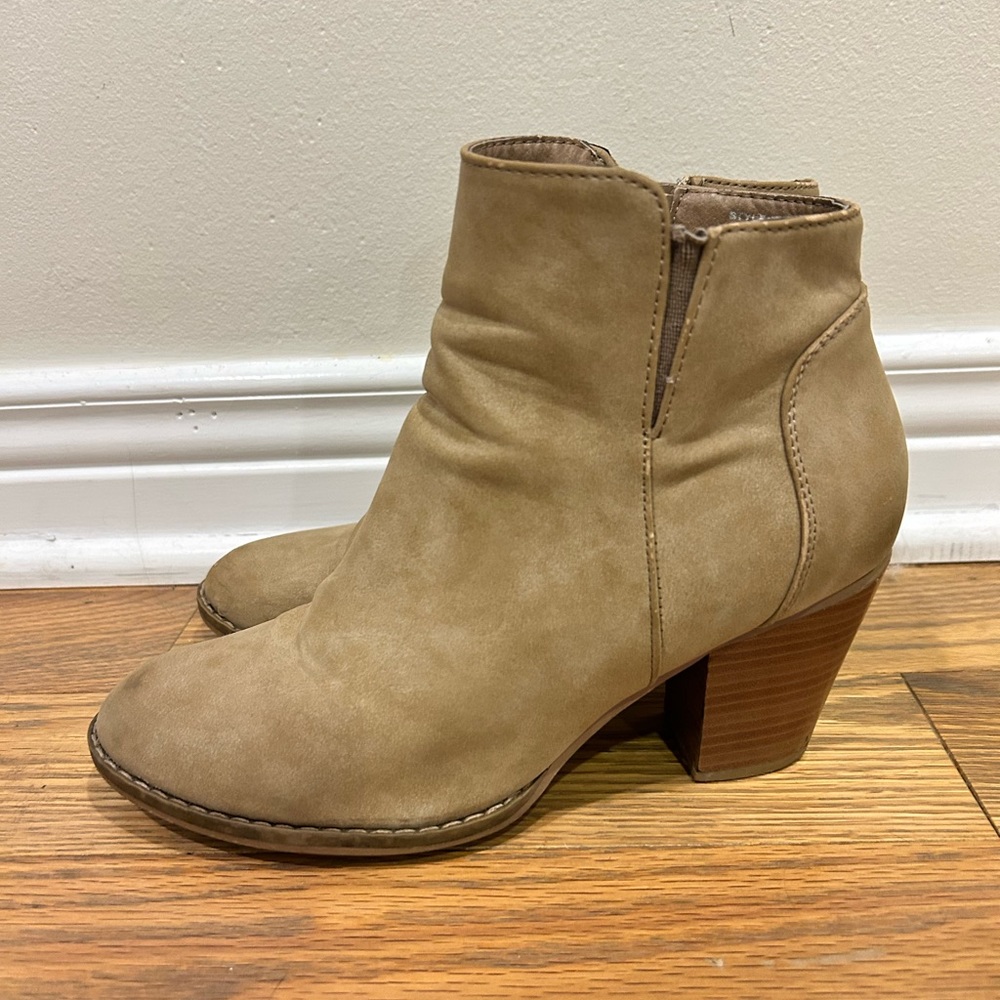 Women’s 2inch heel Tan faux leather ankle boots.